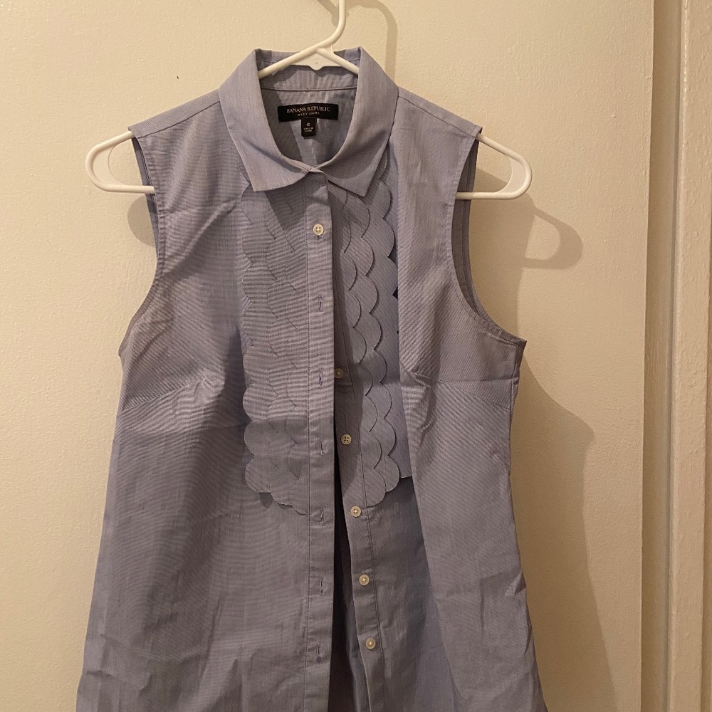 Banana Republic pleat front sleeveless blouse